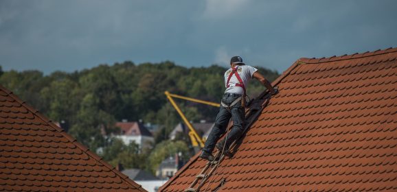 De werkzaamheden van een dakdekker: wanneer schakel je een dakdekker in?